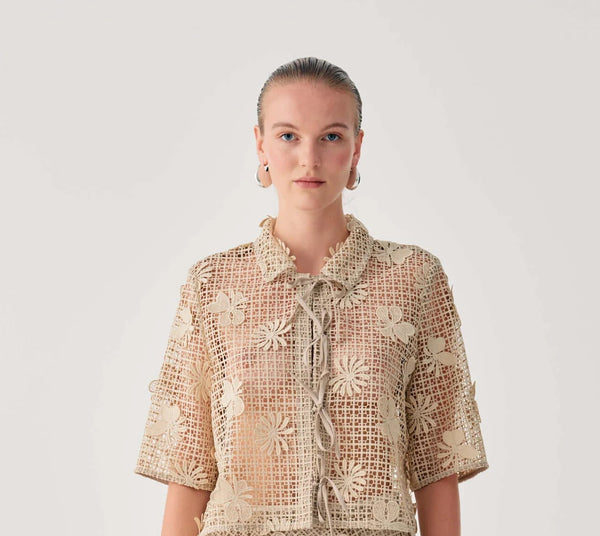 https://imageboutique.it › prodotti › beatrice-b-26fe3041ri287-giacca-a-rete-con-motivi-floreali-applicati