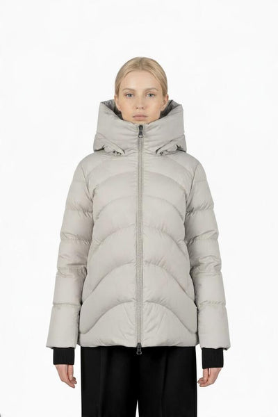 https://imageboutique.it › prodotti › hetrego-8r693f-tynset-giubbotto-trapuntato-cappuccio-fisso-in-piuma-doca