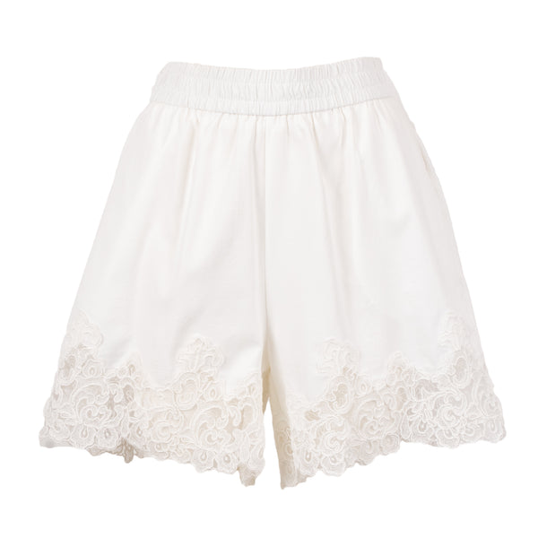 Shorts bianchi con elastiico in vita presentano un delicato orlo smerlato con ricami floreali in pizzo.