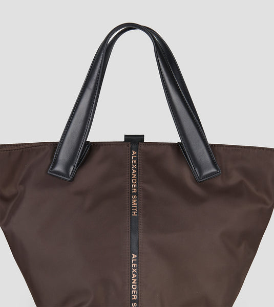 https://imageboutique.it › prodotti › alexander-smith-b171-lauren-medium-borsa-a-mano-con-tracolla-in-nylon-marrone-scuro